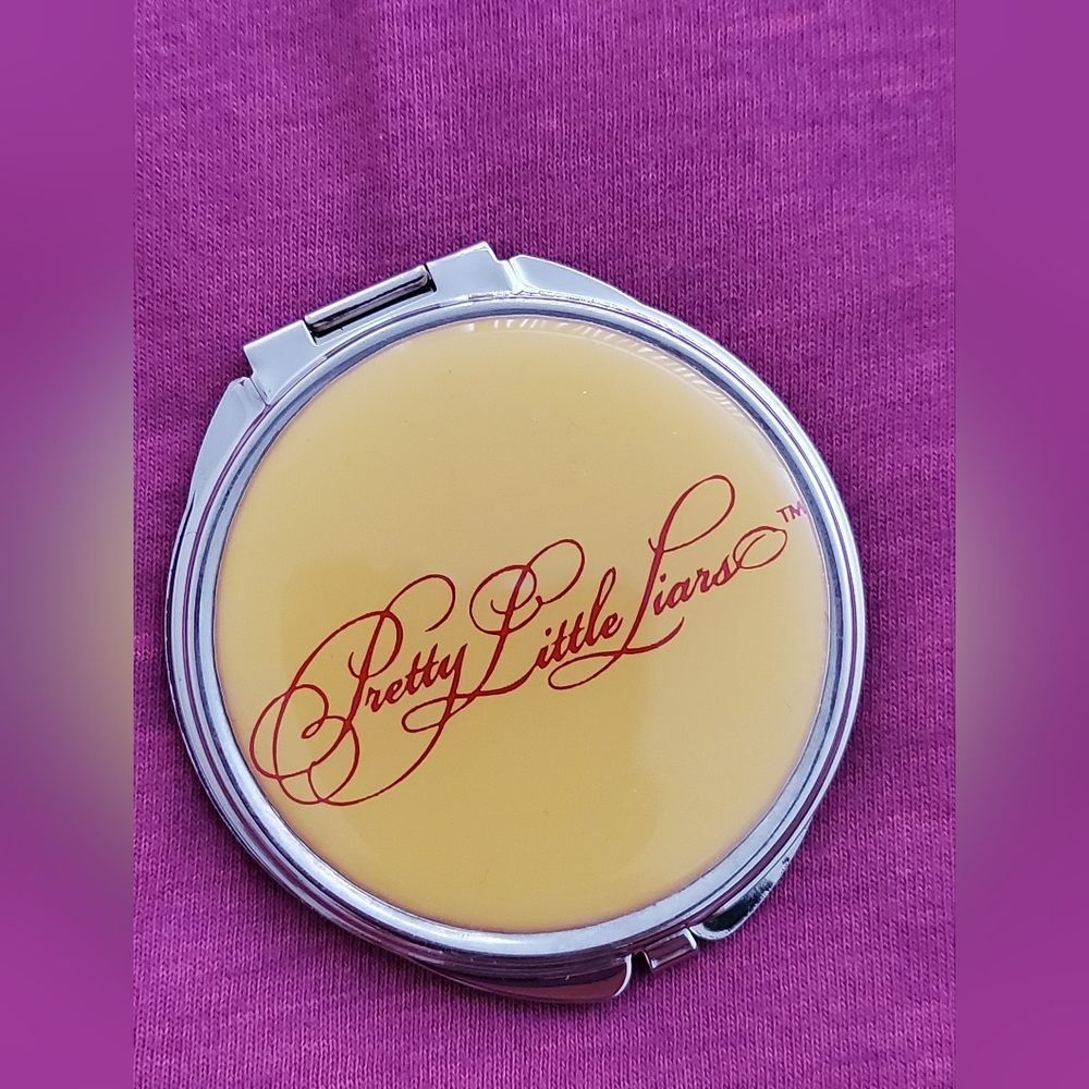 Pretty Little Liars Merchandise - Tee-shirt, Compact Mirror & Make-up Bag - Picture 3 of 6